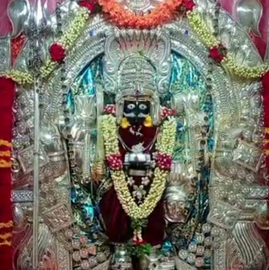 ಬೆಳ್ಳಿಯ ಪ್ರಭಾವಳಿ ಮತ್ತು ಮಲ್ಲಿಗೆ ಹಾರಗಳೊಂದಿಗೆ ಶ್ರೀ ಕಾಲಭೈರವೇಶ್ವರ ಸ್ವಾಮಿ