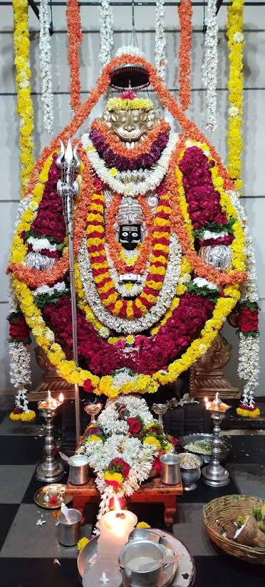 ಹೂವಿನ ಹಾರಗಳು ಮತ್ತು ದೀಪಗಳೊಂದಿಗೆ ಅಲಂಕೃತರಾದ ಶ್ರೀ ಕಾಲಭೈರವೇಶ್ವರ ಸ್ವಾಮಿ, ಪಕ್ಕದಲ್ಲಿ ತ್ರಿಶೂಲ