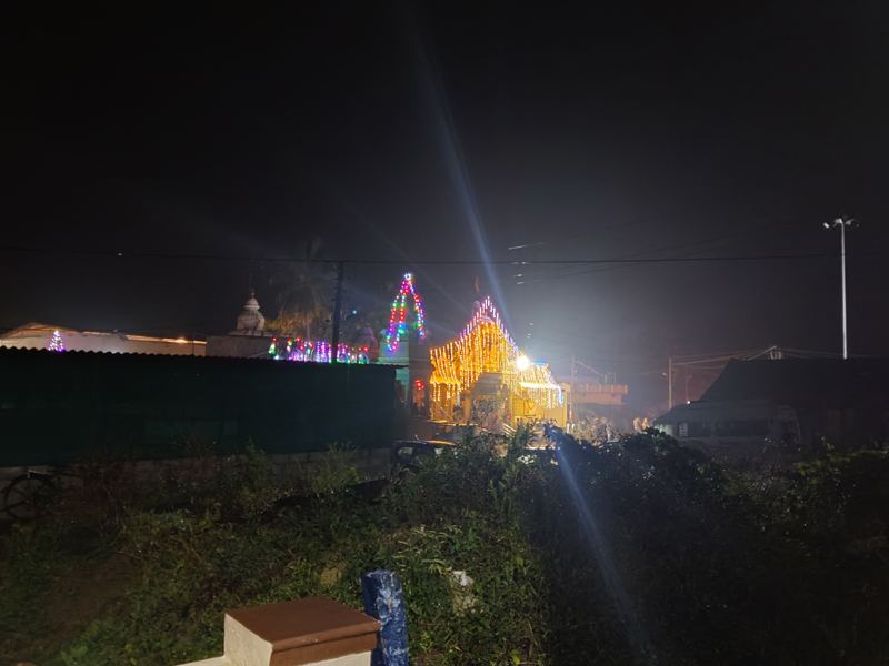 ದೂರದಿಂದ ಕಾಣುವ ದೀಪಾಲಂಕೃತ ದೇವಸ್ಥಾನ, ರಾತ್ರಿಯ ಹೊತ್ತು
